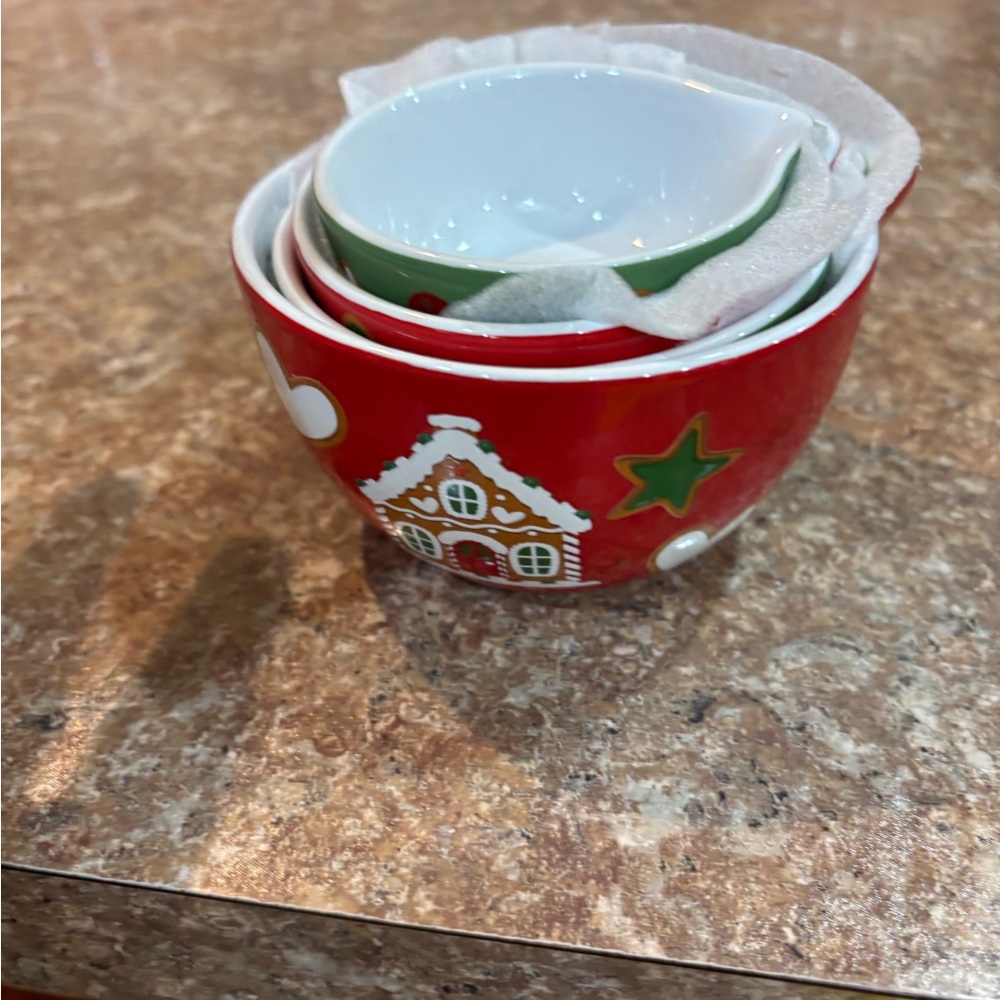 Holiday Time Festive Christmas village set of 4 nesting cups NWOT excellent